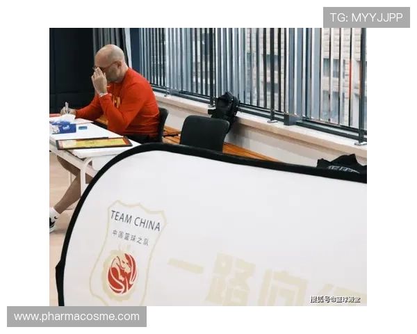 男篮回国众将喜笑颜开画面温馨 男篮回国众将喜笑颜开画面温馨